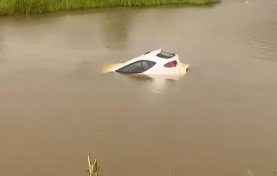 Motorista perde controle do veículo após buraco na pista e cai em açude no interior do Acre