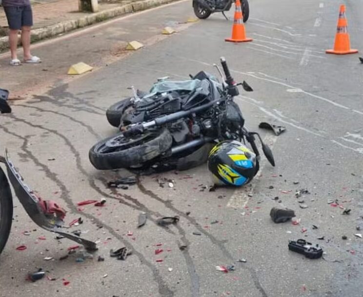 Motociclista fica gravemente ferido após colidir com carro estacionado em Rio Branco