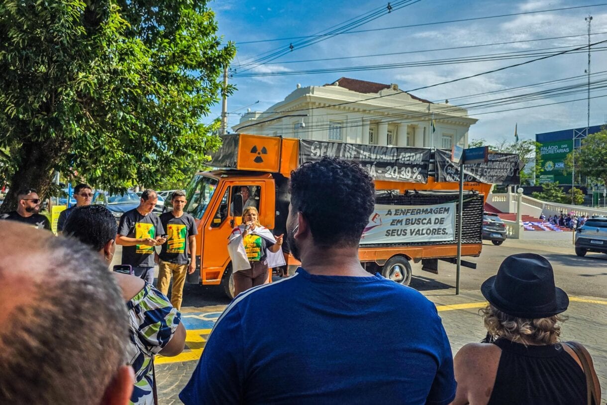 Servidores estaduais realizam manifestação em frente à Aleac e cobram resposta do governo
