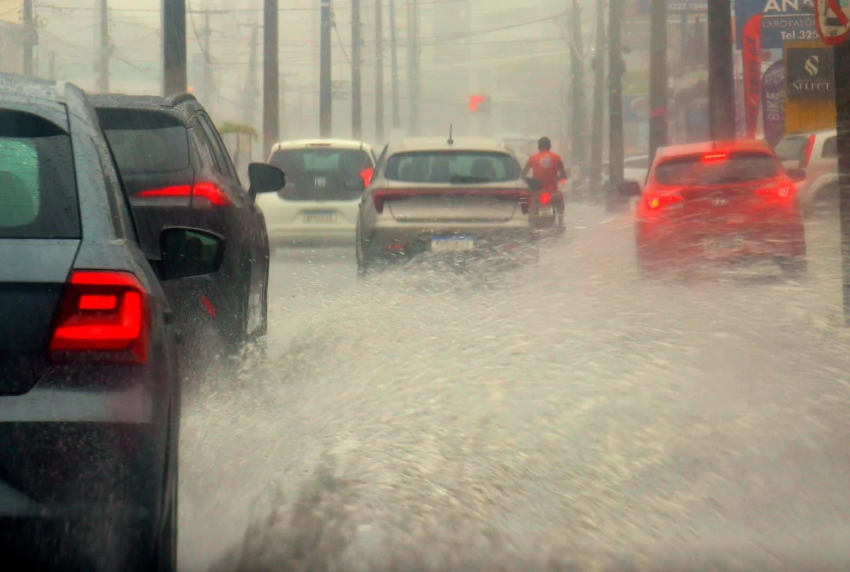Inmet emite alerta de chuvas intensas para esta terça-feira com ventos fortes