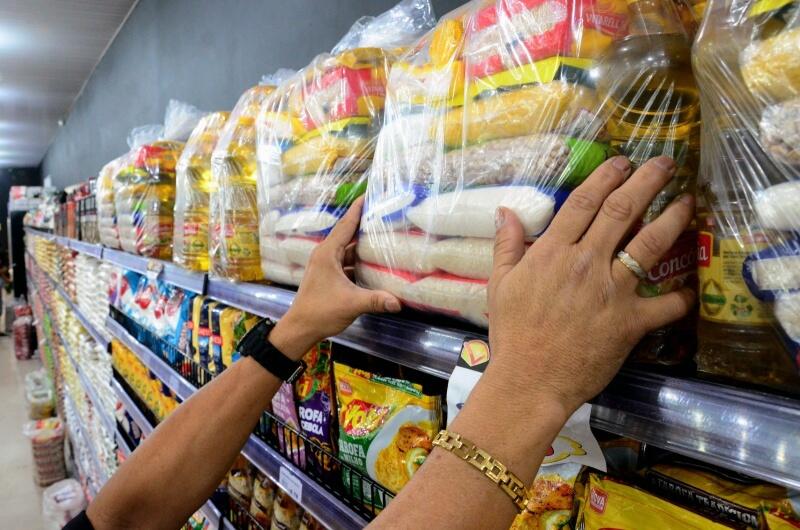 Alguns alimentos ficam mais baratos, mas custo da cesta básica ainda preocupa famílias