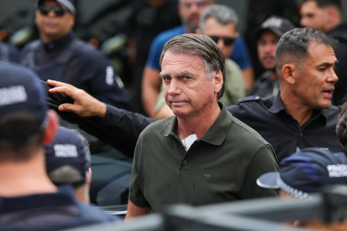Bolsonaro tem prisão domiciliar decretada e decisão repercute no cenário político nacional