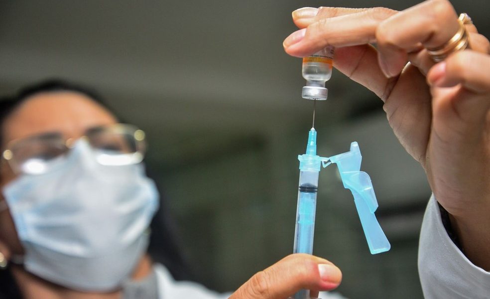 Queda na procura por doses de reforço contra covid-19 no Acre preocupa autoridades diante do risco de aumento de casos