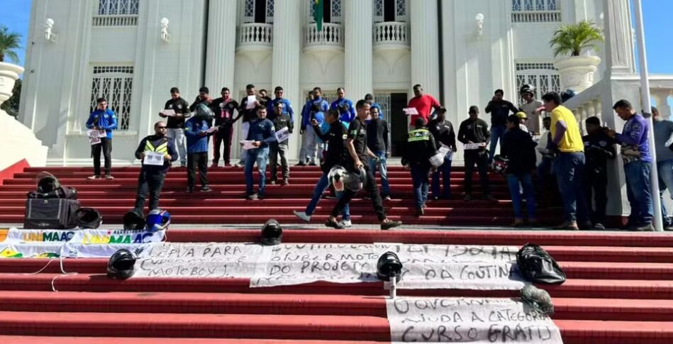 Motociclistas de aplicativos protestam em Rio Branco e cobram cursos gratuitos e isenção de IPVA