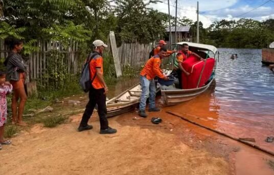 Rio Juruá começa a baixar, mas famílias desabrigadas ainda aguardam retorno para casa