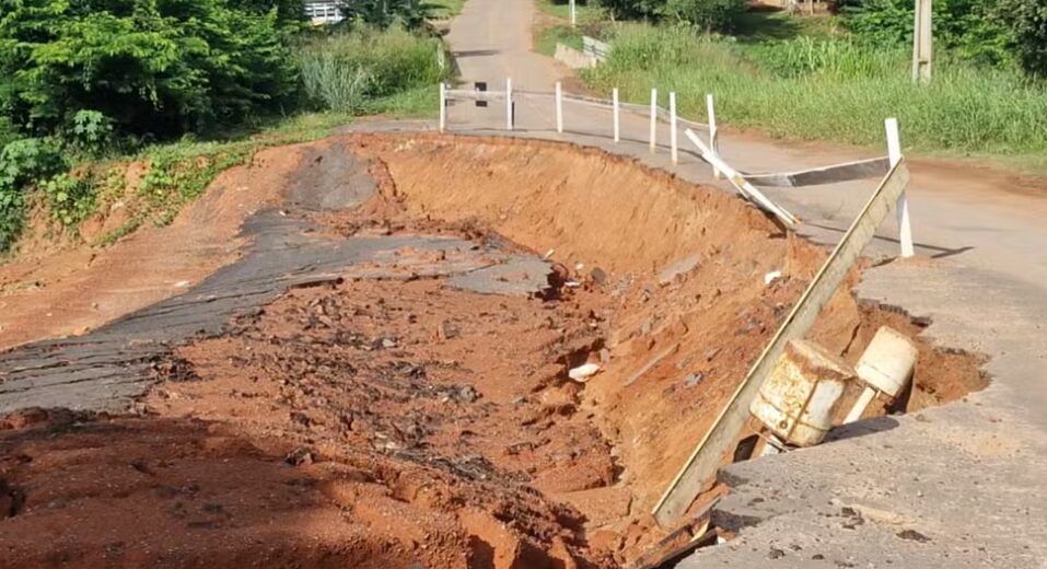 Erosão avança, abre cratera e compromete parte da Estrada do Quixadá em Rio Branco