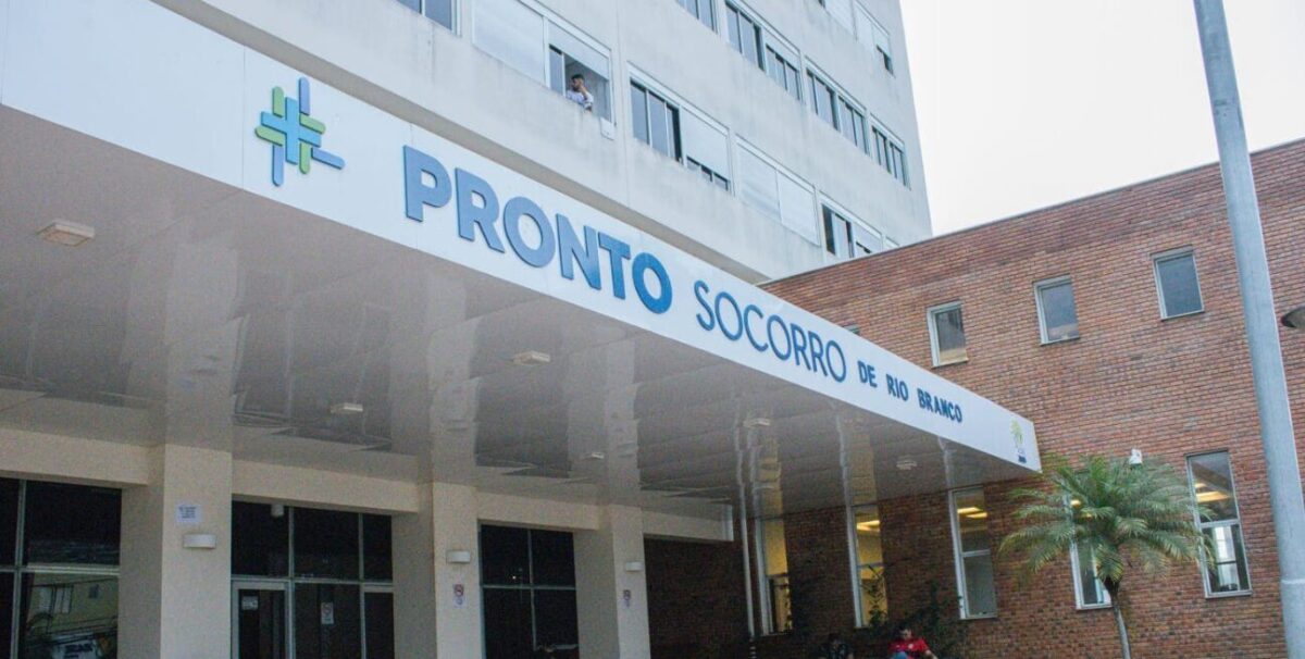 Colisão de motocicleta contra muro deixa dois jovens em estado grave em Rio Branco