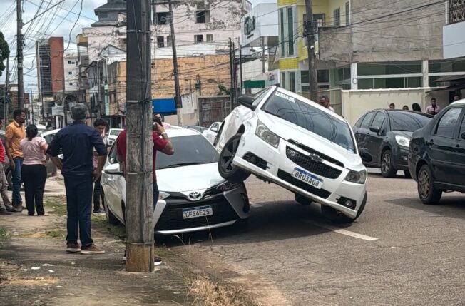 Colisão entre veículos no Mercado do Bosque chama atenção após carro ficar parcialmente sobre outro