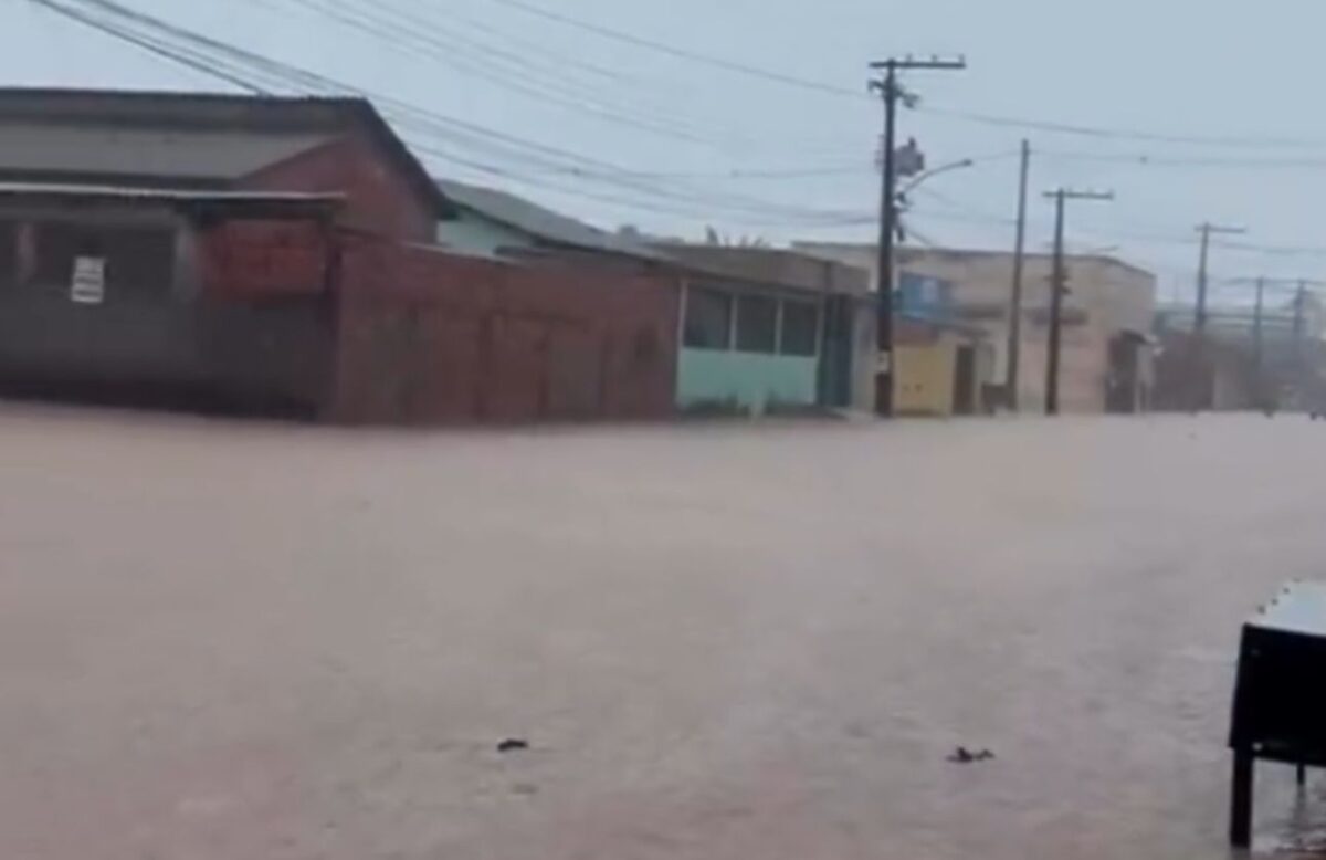 Chuva intensa provoca alagamentos em bairros de Rio Branco e expõe falhas na drenagem urbana