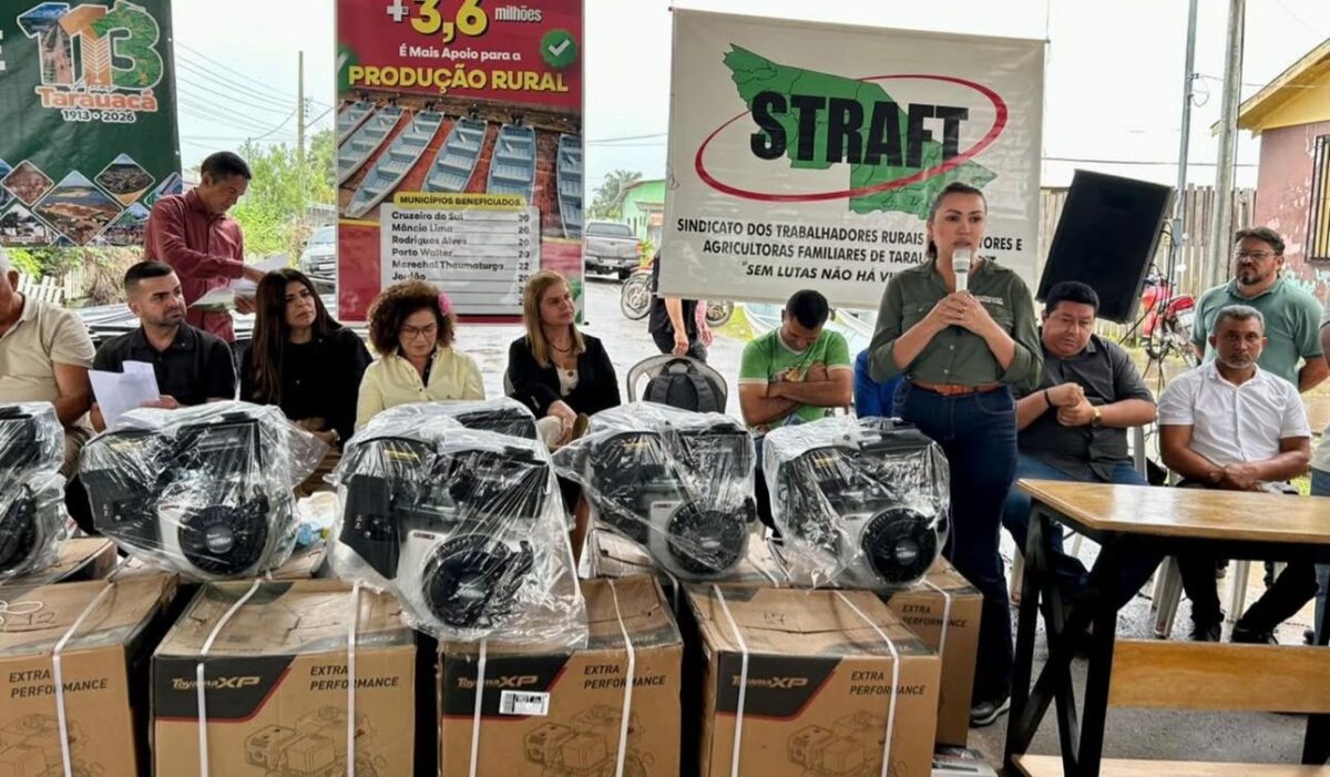 Entrega de barcos e motores reforça importância do transporte fluvial para ribeirinhos em Tarauacá