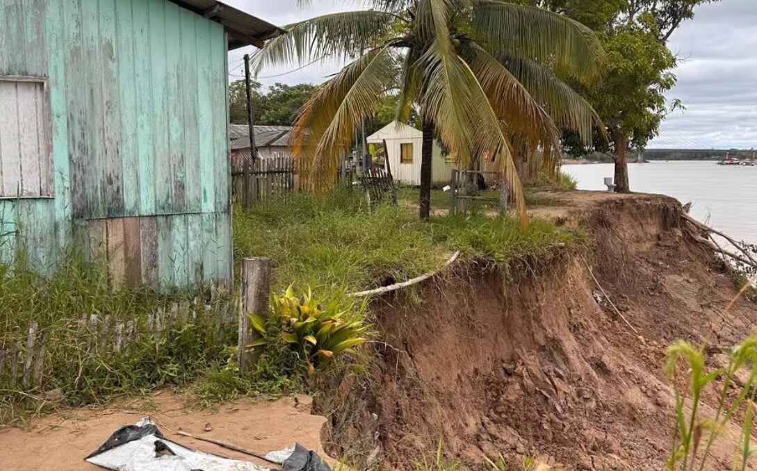 Famílias deixam casas após avanço de desmoronamento às margens do Rio Juruá em Cruzeiro do Sul
