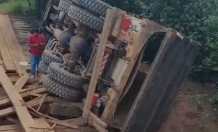 Ponte de madeira cede durante passagem de caminhão carregado de areia em Brasiléia