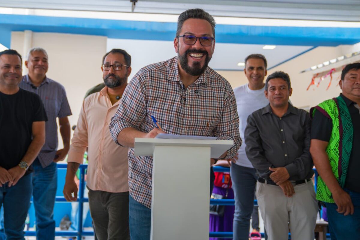 Com recursos garantidos por Alan Rick, prefeito Railson assina ordem para novas obras em Feijó