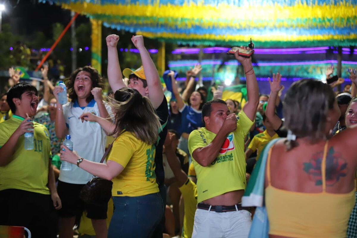 Praça da Revolução reúne centenas de torcedores em evento promovido pela Prefeitura para transmissão de jogo da Seleção Brasileira