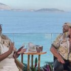 The Rock canta clássico de Zeca Pagodinho ao lado de Péricles em visita ao Brasil