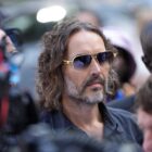Durante julgamento por crimes sexuais, Russell Brand é acusado de tentar arrastar mulher para banheiro