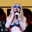 Madonna faz show surpresa de 15 minutos na Times Square antes do lançamento de novo álbum
