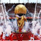 Caiu o pano: taça gigante na cerimônia de abertura da Copa no Canadá dá problema e público ri; veja reações