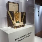 Taça da Copa do Mundo chegará ao estádio da final em um baú personalizado da Louis Vuitton; veja