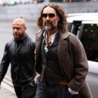 Em depoimento, mulher que acusa Russell Brand de estupro diz que o ator a tratou 'como um animal'