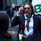 Russell Brand depõe em julgamento por estupro e nega todas as acusações