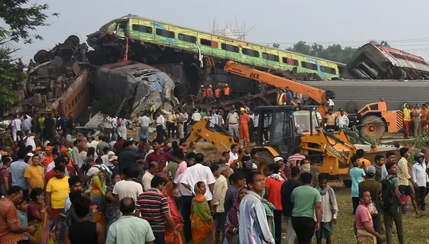 Acidente de trem deixou dezenas de mortos na Índia — Foto: REUTERS/Stringer
