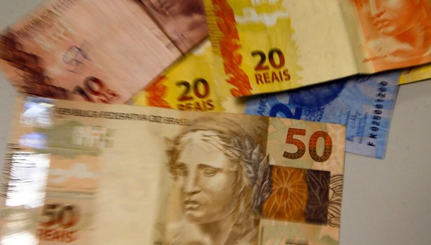 Brasileiros ainda não sacaram R$ 7,08 bi de valores a receber
 - Foto: Marcello Casal