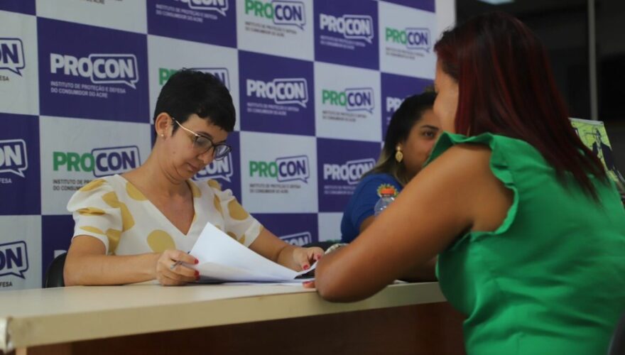 Equipes do Procon-AC iniciaram mutirão de renegociação de dívidas nessa segunda-feira (17) — Foto Letícia MachadoProcon-AC