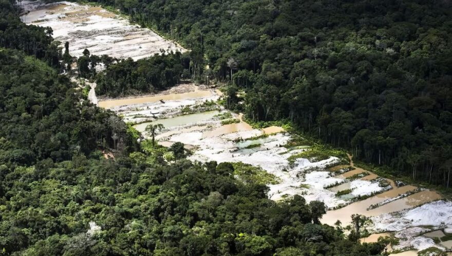 Força-tarefa destrói dez garimpos ilegais na Amazônia
Foto: Daniel Beltrá/Greenpeace/Divulgação