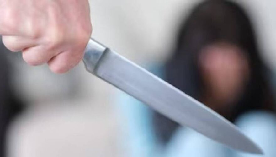 Homem ataca ex-esposa com diversos golpes de faca na frente da filha em Cruzeiro do Sul