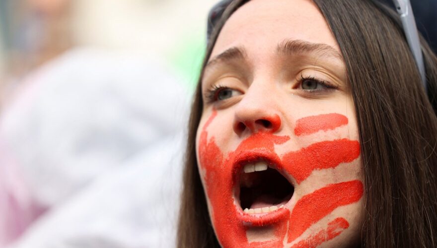 Manifestantes participam de uma manifestação do Dia Internacional da Mulher, enquanto as mulheres fazem greve para exigir o fim da violência doméstica e racista, das guerras e da cultura machista predominante no país, em Milão, Itália, 8 de março de 2023 — Foto REUTERSClaudia Greco