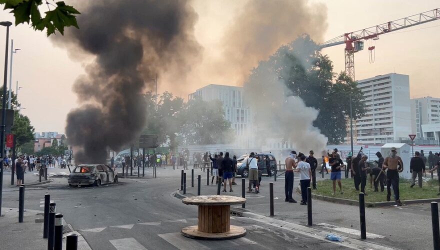Manifestantes se reúnem em praça em Nanterre, nos arredores de Paris, ao lado de veículo incinerado, durante manifestações por morte de adolescente baleado por policial após fugir de blitz na cidade, em 28 de junho de 2023. — Foto Timothee Forget Reuters