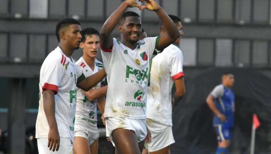 Legenda O atacante Aldair comemora o gol da vitória do Tourão do Humaitá fazendo coração. FotoManoel Façanha.