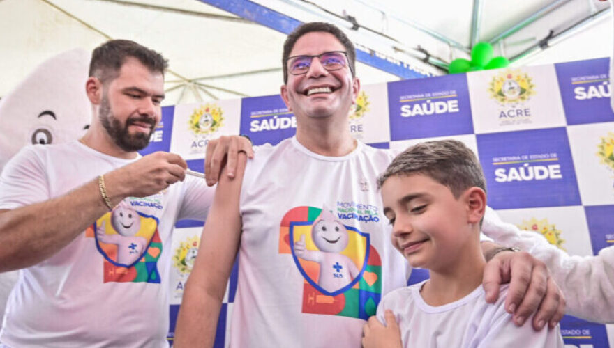 O governador Gladson Cameli aproveitou s oportunidade para se vacinar. Foto: Diego Gurgel/Secom.