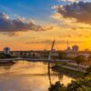Pôr do sol sobre a ponte urbana