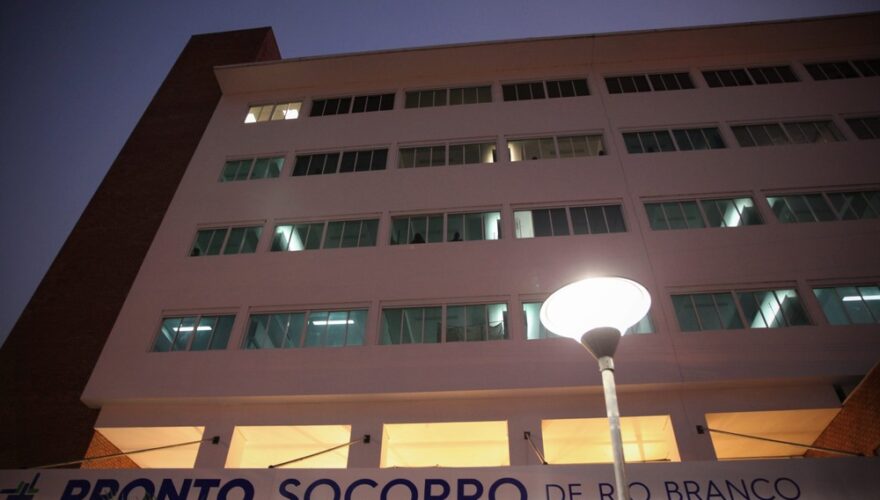 Vítimas foram levadas para PS de Rio Branco para atendimento médico — Foto Odair LealSecom