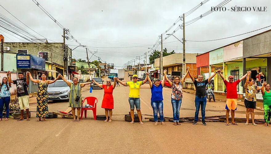 Estrada da Sobral é interditada pelos moradores em protesto contra a Prefeitura de Rio Branco