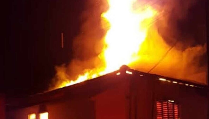 Após brigar com o marido, mulher ateia fogo na própria residência