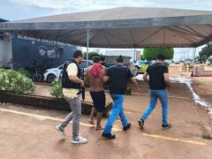 Homem é preso após reagir a abordagem policial com arma branca