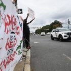 Manifestantes protestam antes de 1º show de Ed Sheeran desde polêmica com discurso pró-Palestina de atração de abertura