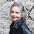 Luzes, sombras e músicas de Angela Ro Ro inspiram os casos e contos à flor da pele de livro da série 'Leia esta canção'