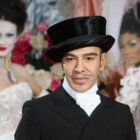 Museu Met e John Galliano cancelam mostra após críticas por falas antissemitas do estilista