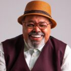 Na roda desde 1976, Jorge Aragão ganha terceiro tributo fonográfico em um ano com álbum ao vivo de Renan Oliveira