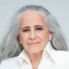 Livro 'Toca Maria Bethânia pra ela' se alinha em junho às comemorações dos 80 anos da cantora