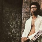 Primeiro álbum de Djavan faz 50 anos como retrato perene, mas incompleto, do cancioneiro singular do compositor