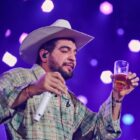 Da estratégia de conexão à crise: uso de álcool para ser parte do público pode prejudicar saúde e imagem de artistas