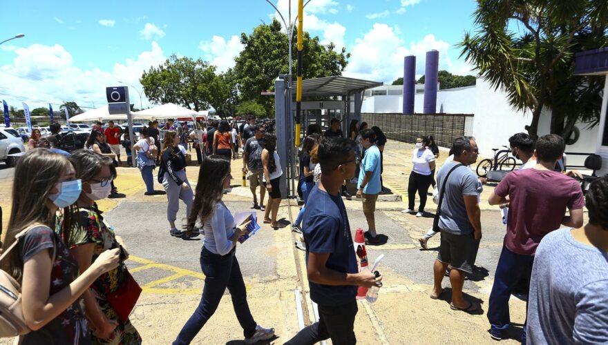Candidatos comparecem a local de prova para a primeira etapa do Exame Nacional do Ensino Médio (Enem) 2022. - foto: Marcelo amargo/ Agência Brasil