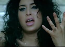 Pai de Amy Winehouse é condenado a pagar R$ 6 milhões em disputa sobre venda de objetos da cantora