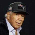 Quem é Robert Kraft, o bilionário no centro da polêmica sobre turnê de Ed Sheeran