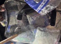De R$ 3 na internet a R$ 30 com ambulantes: chuva infla preço de capas, que também viram parte do look no Rock in Rio